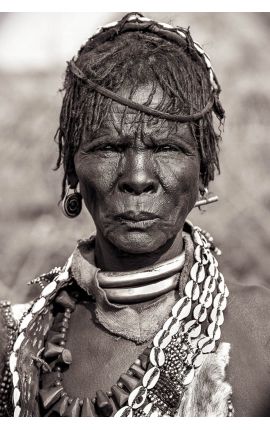 Vente de photo de portrait de l'Omo Valley en Ethiopie de la tribu des Hamar. photographie noir et blanc de Daniel Vuillemin