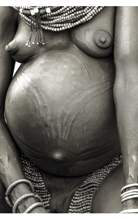 Achetez une photographie noir et blanc de femme enceinte de l'Omo Valley en ETHIOPIE - photo d'art  Daniel VUILLEMIN