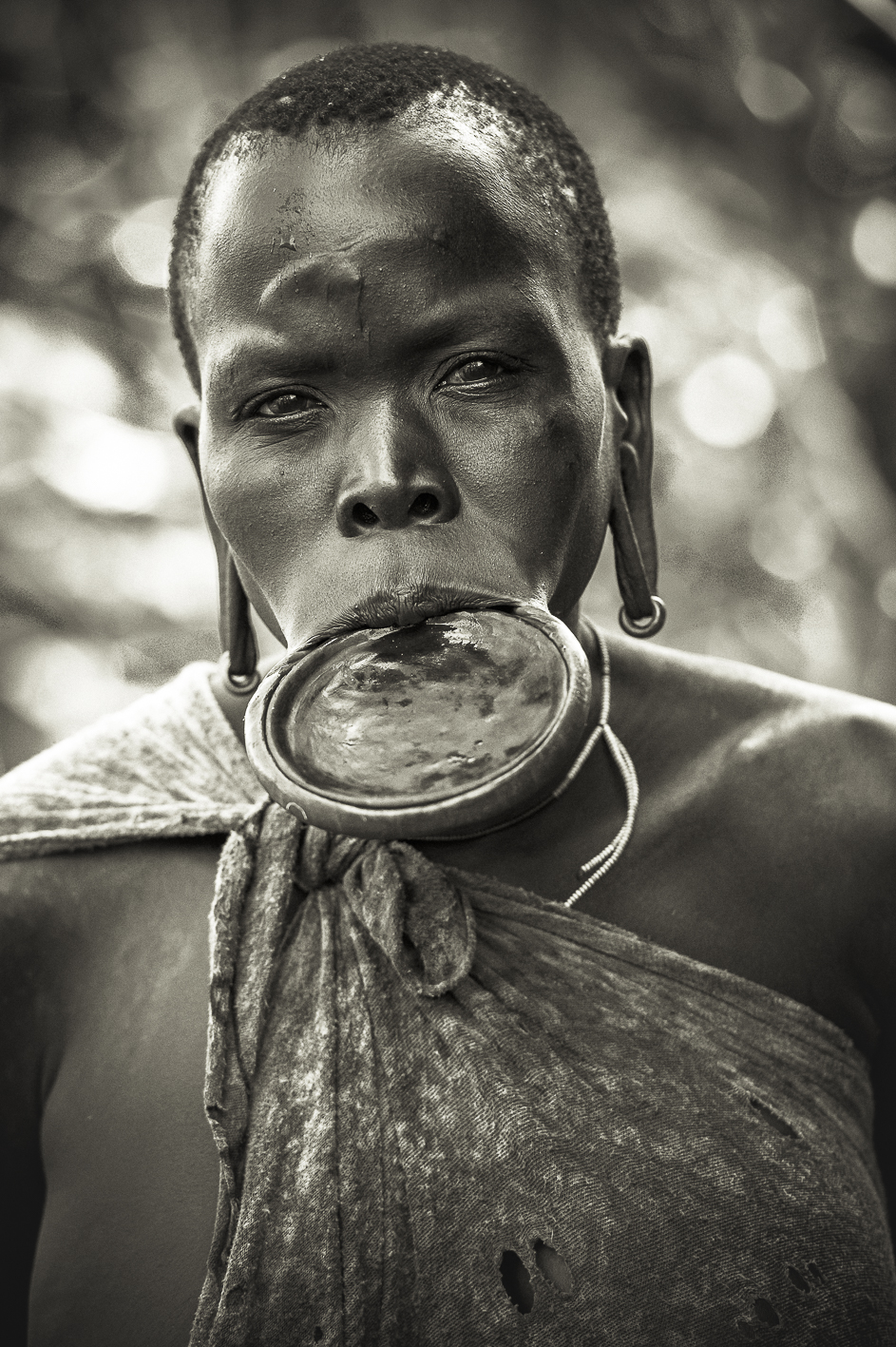 Vente de photographie tribal - portrait de femme Surma de Daniel Vuillemin